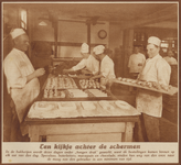 873347 Afbeelding van enkele bakkers in de banketbakkerij van de Lubro (Abel Tasmanstraat 9) te Utrecht, die bezig zijn ...